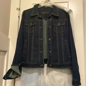 Pre Loved 💙Classic, Dark Wash Denim Jacket. Size Large, flawless condition.